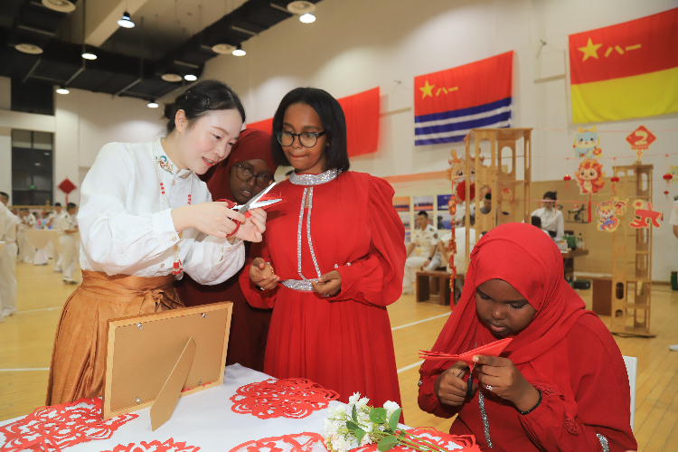 中國(guó)剪紙藝術(shù)吸引當(dāng)?shù)厝耸繀⑴c體驗(yàn)。陳錦俊攝