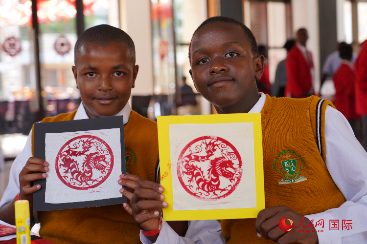 學生展示拓印作品。人民網(wǎng)記者 黃煒鑫攝