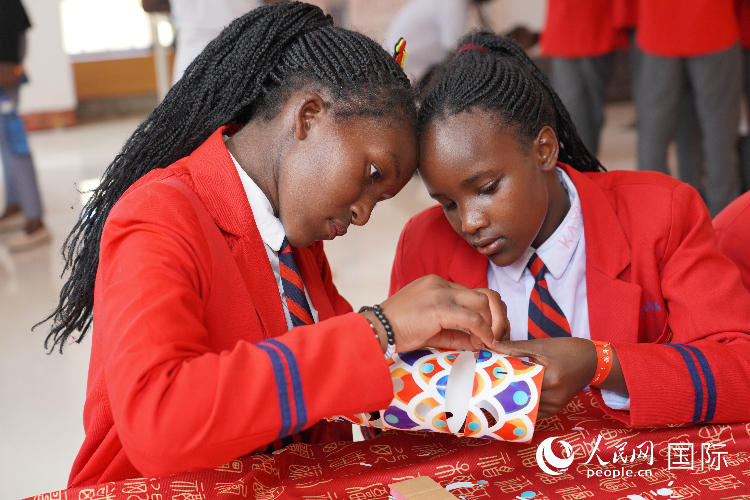 學生在手工制作紙龍。人民網(wǎng)記者 黃煒鑫攝