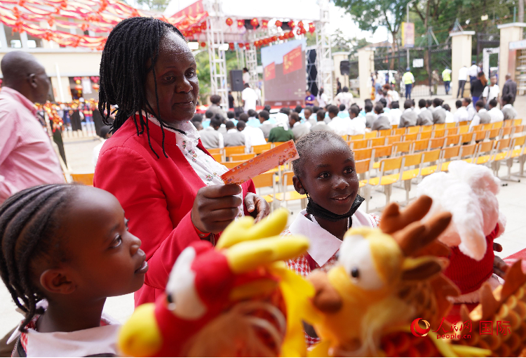 師生在逛春節(jié)集市。人民網(wǎng)記者 黃煒鑫攝