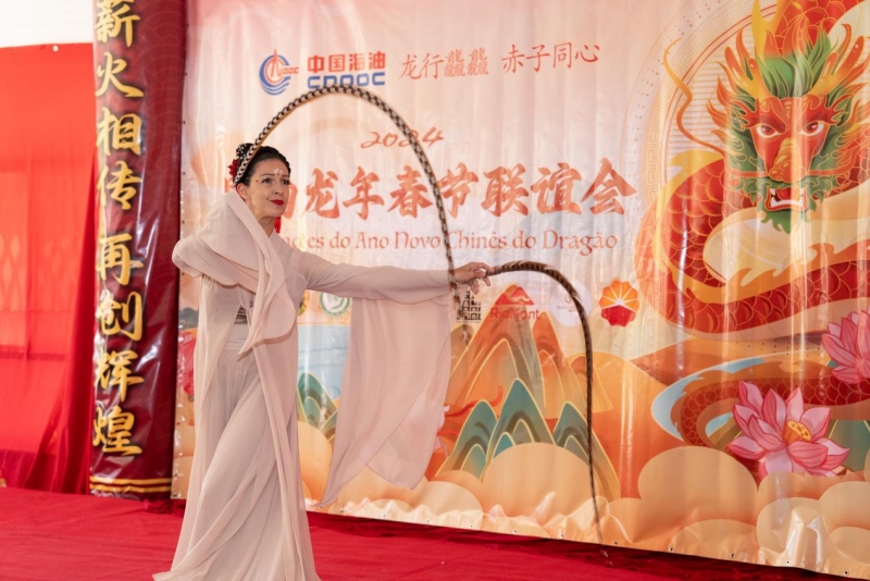 巴西藝術(shù)家表演中國舞。里約天主教大學(xué)孔子學(xué)院供圖