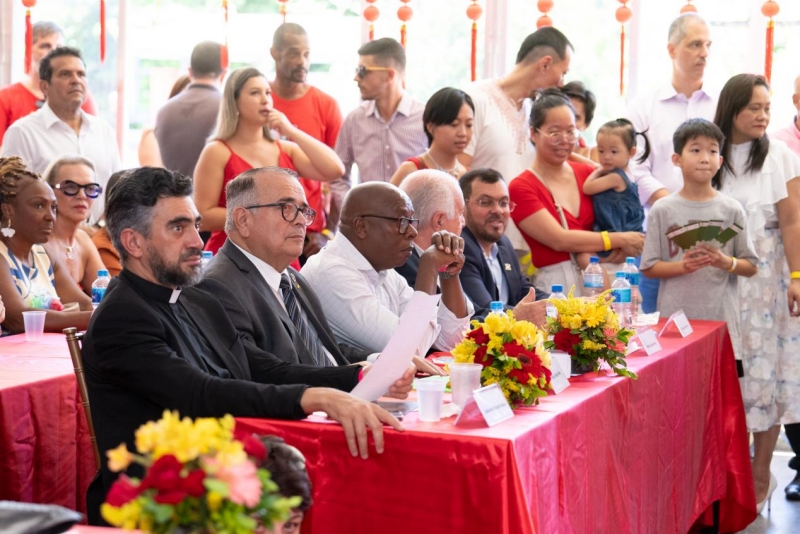 兩國民眾共同觀欣賞文藝表演。里約天主教大學(xué)孔子學(xué)院供圖