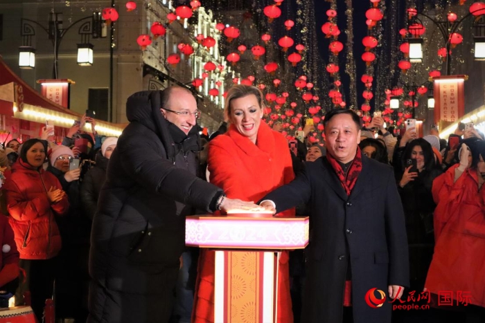 張漢暉、扎哈羅娃、科茲洛夫（從右至左）共同按下活動啟動按鈕。于子恒攝