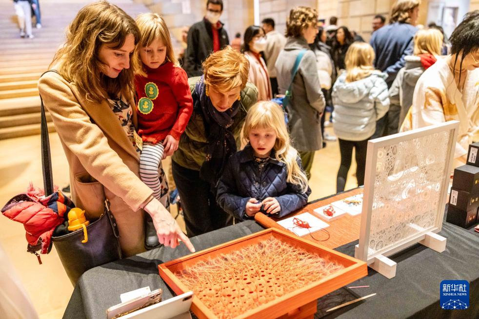 2月11日，參觀者在美國費(fèi)城藝術(shù)博物館舉行的龍年迎新春活動(dòng)上觀看刺繡作品。新華社發(fā)（周煥新攝）