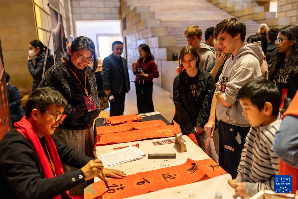 2月11日，書法家在美國費(fèi)城藝術(shù)博物館舉行的龍年迎新春活動(dòng)上為參觀者書寫對(duì)聯(lián)。新華社發(fā)（周煥新攝）