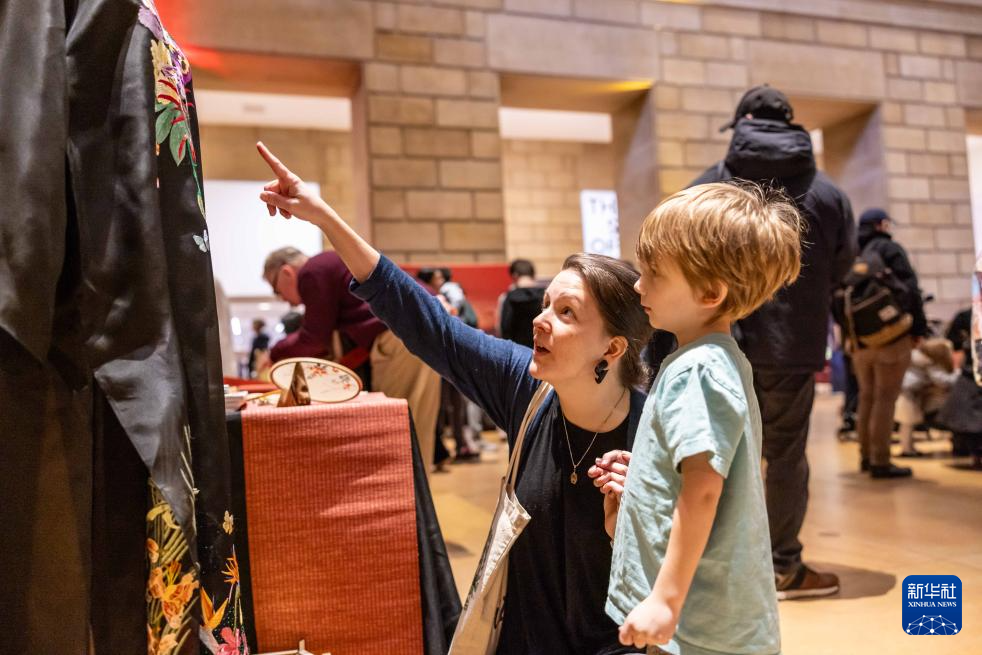 2月11日，參觀者在美國費(fèi)城藝術(shù)博物館舉行的龍年迎新春活動(dòng)上觀看中國傳統(tǒng)服飾。新華社發(fā)（周煥新攝）