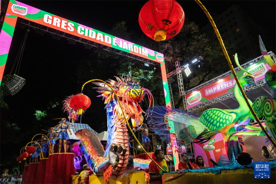 這是2月14日凌晨在巴西貝洛奧里藏特拍攝的“城市花園”舞校的花車。新華社記者 王天聰攝