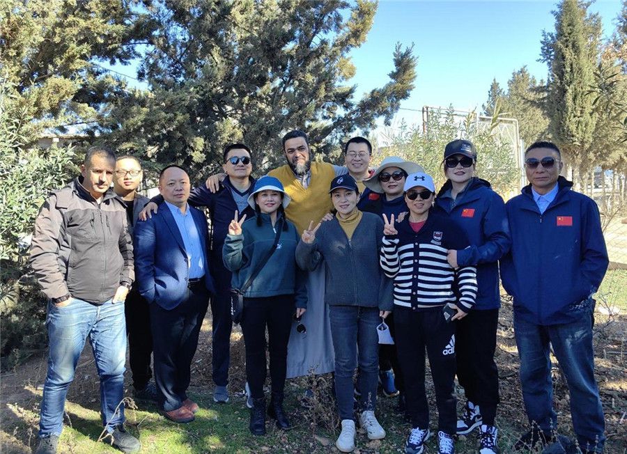 中國(guó)醫(yī)生們與穆罕默德一家人合影留念。中國(guó)第28批援阿爾及利亞醫(yī)療隊(duì)塞地夫分隊(duì)供圖