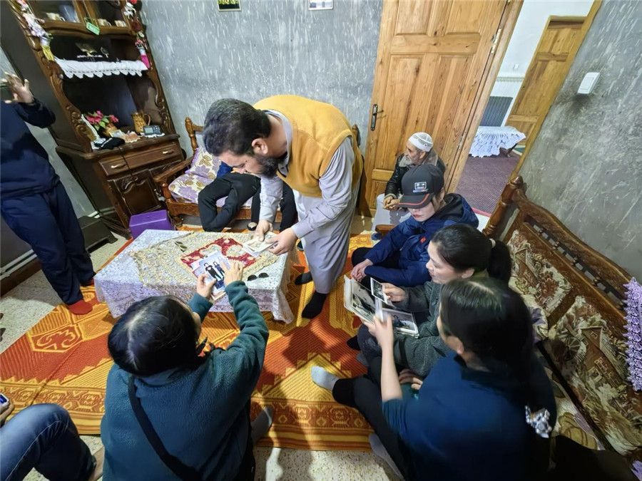 穆罕默德醫(yī)生講述與中國(guó)醫(yī)生結(jié)緣的老照片。中國(guó)第28批援阿爾及利亞醫(yī)療隊(duì)塞地夫分隊(duì)供圖