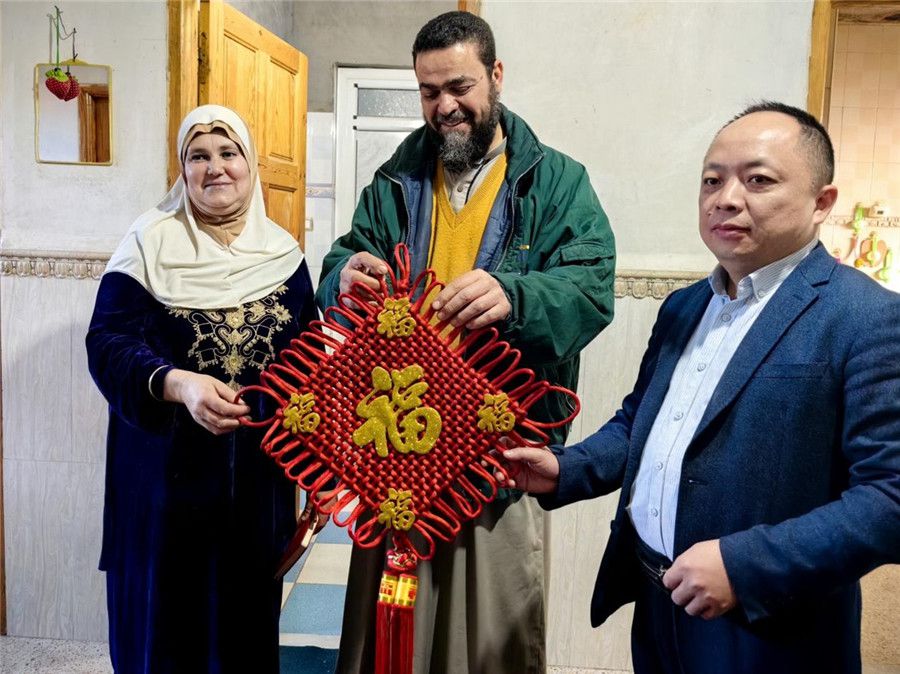 中國(guó)醫(yī)生向穆罕默德贈(zèng)送中國(guó)新春福字。中國(guó)第28批援阿爾及利亞醫(yī)療隊(duì)塞地夫分隊(duì)供圖