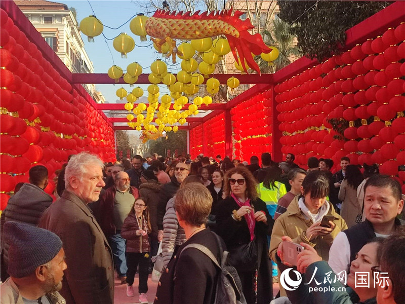 游園會(huì)入口處張燈結(jié)彩，人流如織。人民網(wǎng)記者鄭彬攝