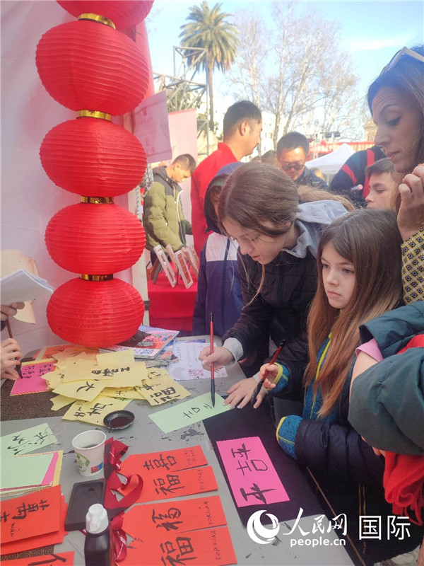 羅馬當(dāng)?shù)孛癖妼?duì)漢字充滿興趣。人民網(wǎng)記者鄭彬攝