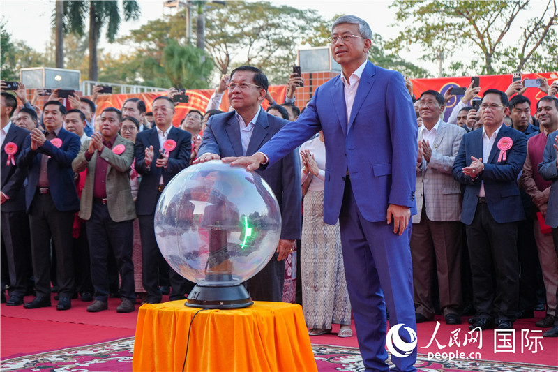 敏昂萊主席和陳海大使在中方援建和改造升級(jí)的仰光杜溫納國(guó)家體育館前共同按亮水晶球，啟動(dòng)“錦繡唐人街”新春慶典-人民網(wǎng)記者謝佳君攝