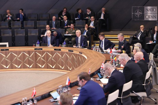 這是2月15日在比利時(shí)布魯塞爾拍攝的北約防長(zhǎng)會(huì)現(xiàn)場(chǎng)。為期一天的北約成員國國防部長(zhǎng)會(huì)議15日在比利時(shí)首都布魯塞爾結(jié)束。會(huì)議就加強(qiáng)北約的威懾和防御以及對(duì)烏克蘭的支持等問題展開討論。新華社記者趙丁喆攝