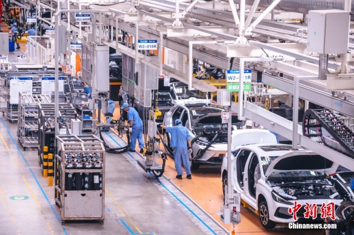 資料圖：工人在新能源汽車生產(chǎn)線上作業(yè)。李南軒 攝