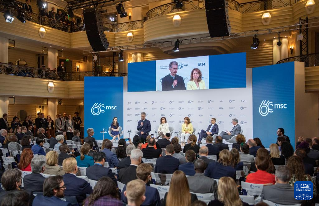 2月18日，慕安會(huì)主席克里斯托夫·霍伊斯根（中左二）在德國慕尼黑舉行的第60屆慕尼黑安全會(huì)議上發(fā)表閉幕致辭。新華社記者 張帆 攝