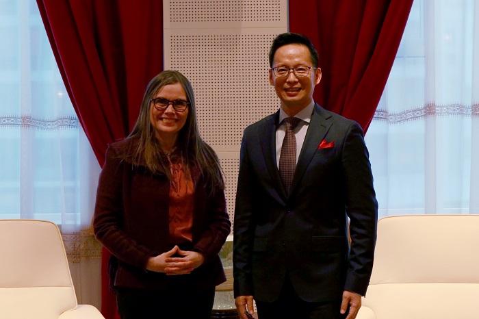 冰島總理雅各布斯多蒂爾（右一）與中國(guó)駐冰島大使何儒龍合影。中國(guó)駐冰島大使館供圖