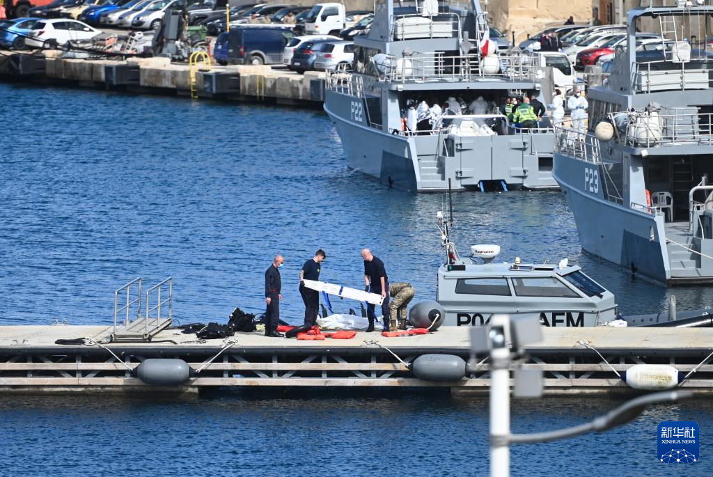 2月23日，在馬耳他皮耶塔，工作人員準(zhǔn)備搬運(yùn)一具非法移民遇難者遺體。新華社發(fā)（喬納森·博格攝）