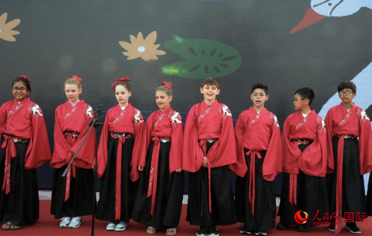 來自世界各地的小朋友一同誦讀中國古詩。人民網(wǎng) 滕婧含攝