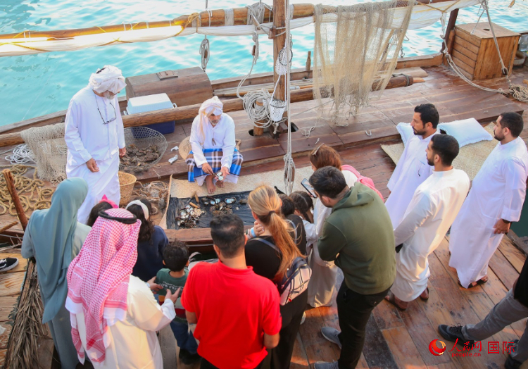 游客了解采珠工作。人民網(wǎng) 塔里克·易卜拉欣攝