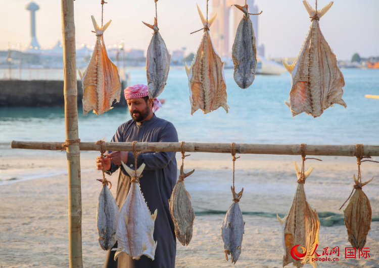    手工藝者展示如何晾曬魚(yú)干。人民網(wǎng) 塔里克·易卜拉欣攝