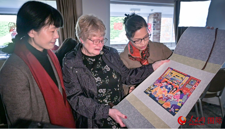 贈(zèng)送舟山漁民畫。人民網(wǎng) 郭錦標(biāo)攝