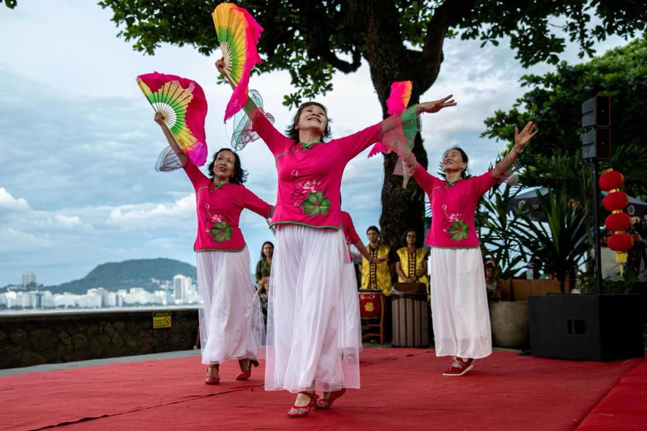 當?shù)貢r間2月24日晚，2024年元宵節(jié)慶?；顒釉诎臀骼锛s熱內(nèi)盧市科帕卡巴納要塞舉辦。巴西山河文化促進中心供圖