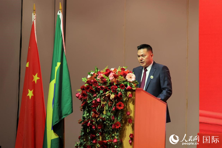 巴西和統(tǒng)會新任會長張小春發(fā)表就職演講。人民網(wǎng)記者 時元皓攝