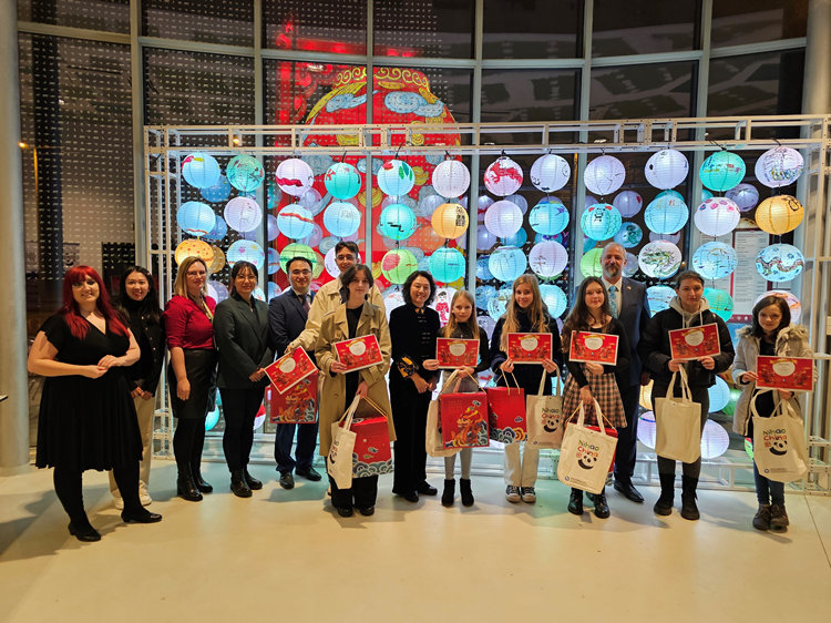 獲獎(jiǎng)學(xué)生合影。翟朝暉攝