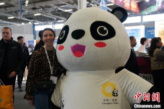 3月5日，2024年柏林國際旅游交易會(ITB)在柏林會展中心拉開帷幕。以“你好！中國”為主題的中國展區(qū)當日亮相展會。圖為觀眾與大熊貓人偶合影。中新社記者 馬秀秀 攝