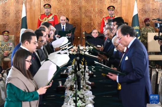   這是3月11日在巴基斯坦首都伊斯蘭堡總統(tǒng)府拍攝的內(nèi)閣宣誓就職儀式。巴基斯坦新內(nèi)閣的19名成員11日在巴總統(tǒng)扎爾達(dá)里和總理夏巴茲見(jiàn)證下，在首都伊斯蘭堡總統(tǒng)府宣誓就職。新華社發(fā)（巴基斯坦新聞與廣播部下轄媒體信息部門供圖）