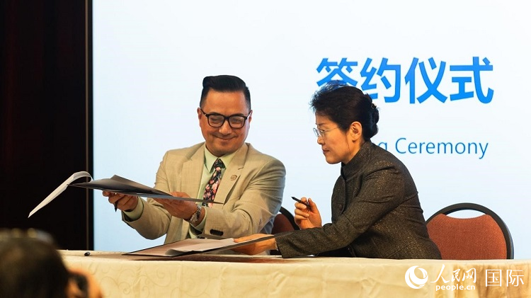 山東省圖書(shū)館與舊金山公共圖書(shū)館簽署合作協(xié)議。