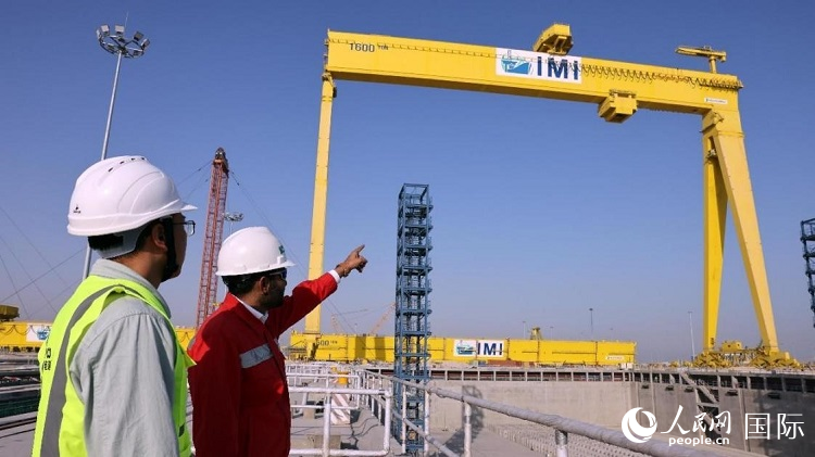 工作人員查看龍門吊情況。人民網(wǎng)記者管克江攝