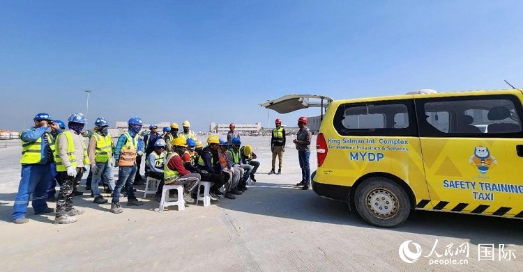 安全宣講出租車在現(xiàn)場播放安全視頻。人民網(wǎng)記者 管克江攝