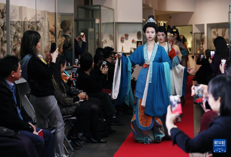 3月13日，在位于法國巴黎的吉美國立亞洲藝術博物館，模特展示敦煌復原服飾。新華社記者 高靜 攝