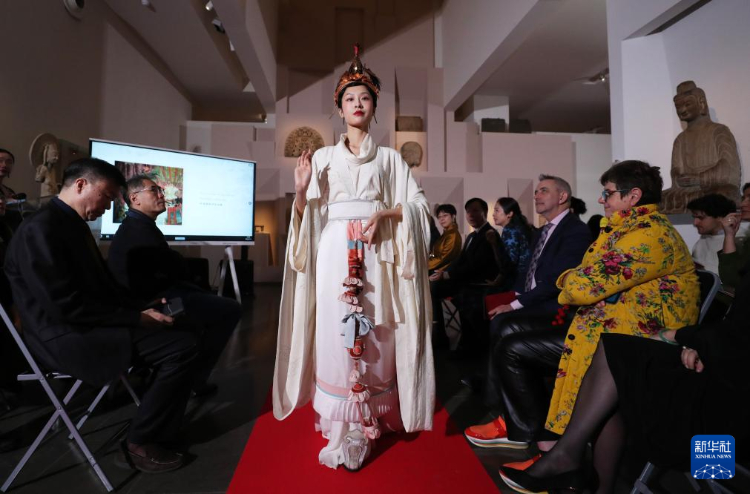 3月13日，在位于法國巴黎的吉美國立亞洲藝術博物館，模特展示敦煌復原服飾。新華社記者 高靜 攝