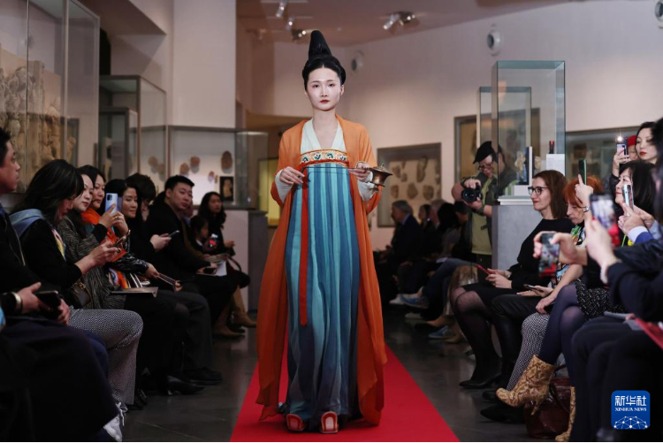 3月13日，在位于法國巴黎的吉美國立亞洲藝術博物館，模特展示敦煌復原服飾。新華社記者 高靜 攝