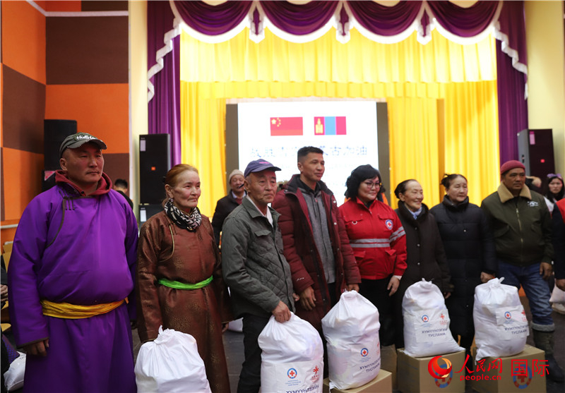 3月18日，向受災(zāi)牧民分發(fā)中方賑災(zāi)物資現(xiàn)場(chǎng)。人民網(wǎng)記者 霍文攝