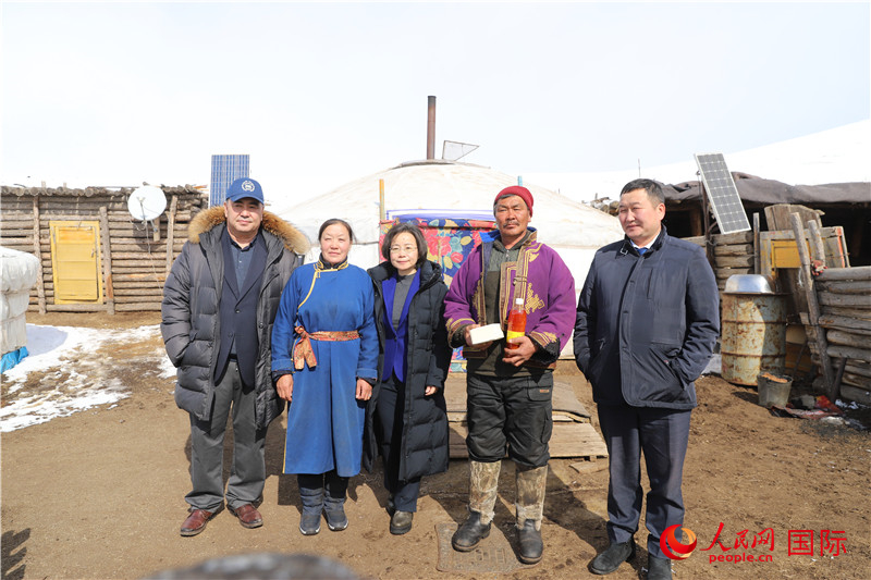 5.3月18日，沈大使與牧民及縣領(lǐng)導(dǎo)合影。人民網(wǎng)記者 霍文攝