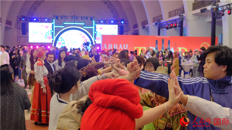 中俄觀眾在現(xiàn)場(chǎng)參與俄羅斯民俗互動(dòng)游戲。人民網(wǎng) 褚夢(mèng)琦攝