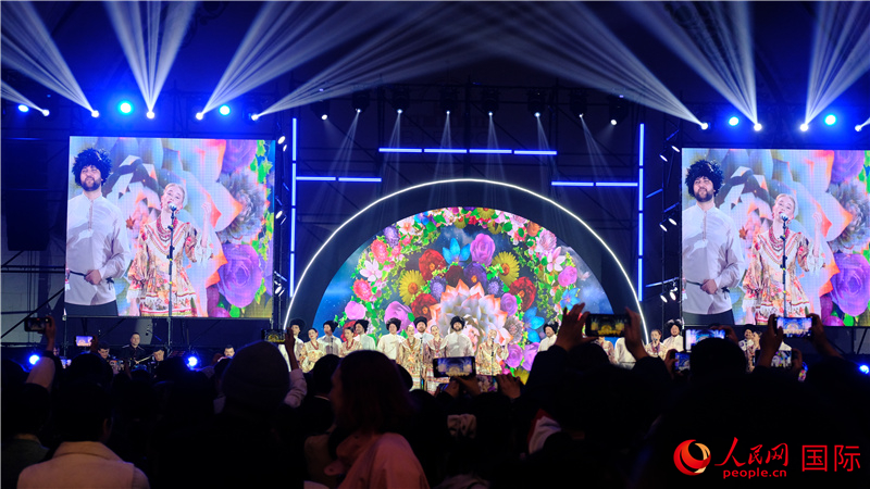 中俄觀眾欣賞俄羅斯傳統(tǒng)歌舞表演。人民網(wǎng) 褚夢(mèng)琦攝