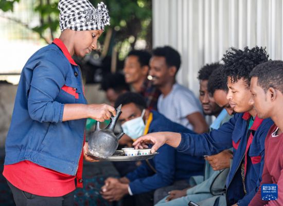 2024年2月16日，在埃塞俄比亞杜凱姆市的東方工業(yè)園，工人在工作間隙休息。 新華社記者 李亞輝 攝