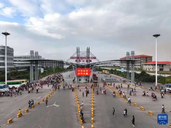 這是2023年11月3日在埃塞俄比亞杜凱姆市拍攝的東方工業(yè)園大門（無人機(jī)照片）。 新華社發(fā)（東方工業(yè)園供圖）