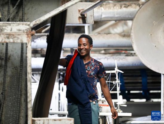 2024年2月16日，在埃塞俄比亞杜凱姆市的東方工業(yè)園，工人在東方紡織印染有限公司的車間內(nèi)工作。 新華社記者 李亞輝 攝