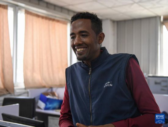 2024年2月16日，在埃塞俄比亞杜凱姆市的東方工業(yè)園，東方紡織印染有限公司經(jīng)理格圖·克貝貝接受新華社記者采訪。 新華社記者 李亞輝 攝