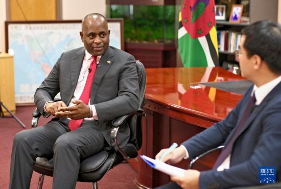 3月4日，多米尼克總理斯凱里特在首都羅索接受新華社記者專訪。新華社記者 趙凱 攝