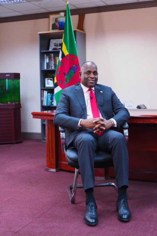 3月4日，多米尼克總理斯凱里特在首都羅索的總理辦公室接受新華社記者獨家專訪。新華社記者 趙凱 攝