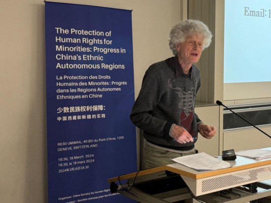 3月18日，由中國(guó)人權(quán)研究會(huì)主辦的“少數(shù)民族權(quán)利保障：中國(guó)西藏和新疆實(shí)踐”主題講座在瑞士日內(nèi)瓦舉行。圖為比利時(shí)知名藏學(xué)家安德烈·拉克魯瓦在講座上發(fā)言。新華社記者石松攝