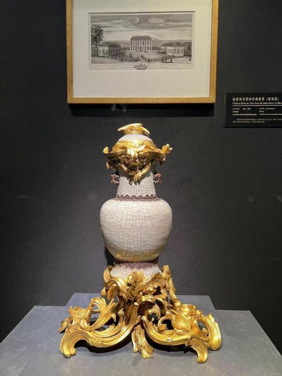 青釉香水瓶，瓷瓶頂部、口沿、底座均裝飾洛可可風(fēng)格銅鍍金飾件。新華社記者徐壯 攝