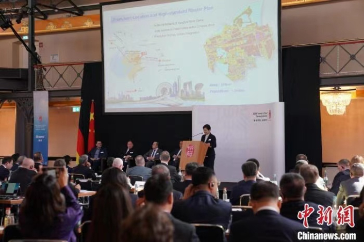 當?shù)貢r間4月5日，由中國商務(wù)部主辦的“投資中國”德國專場推介活動在斯圖加特市舉行。中新社記者 馬秀秀 攝